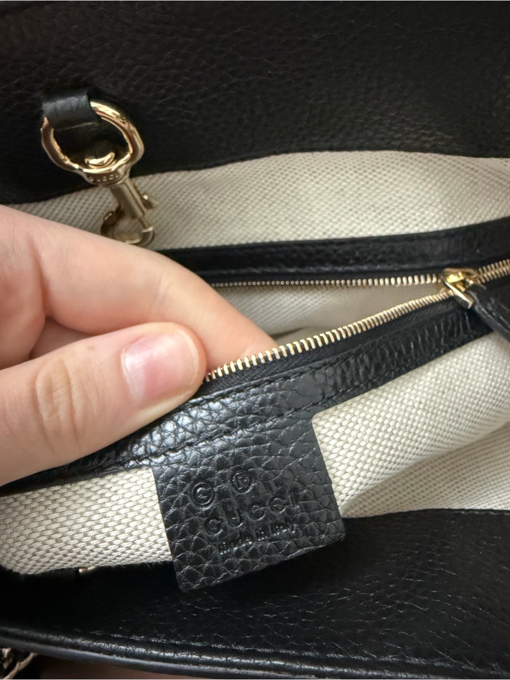 Gucci Pre-Owned 2000-2015 Medium Calfskin Soho Chain tote bag in black - Picture 8 of 10